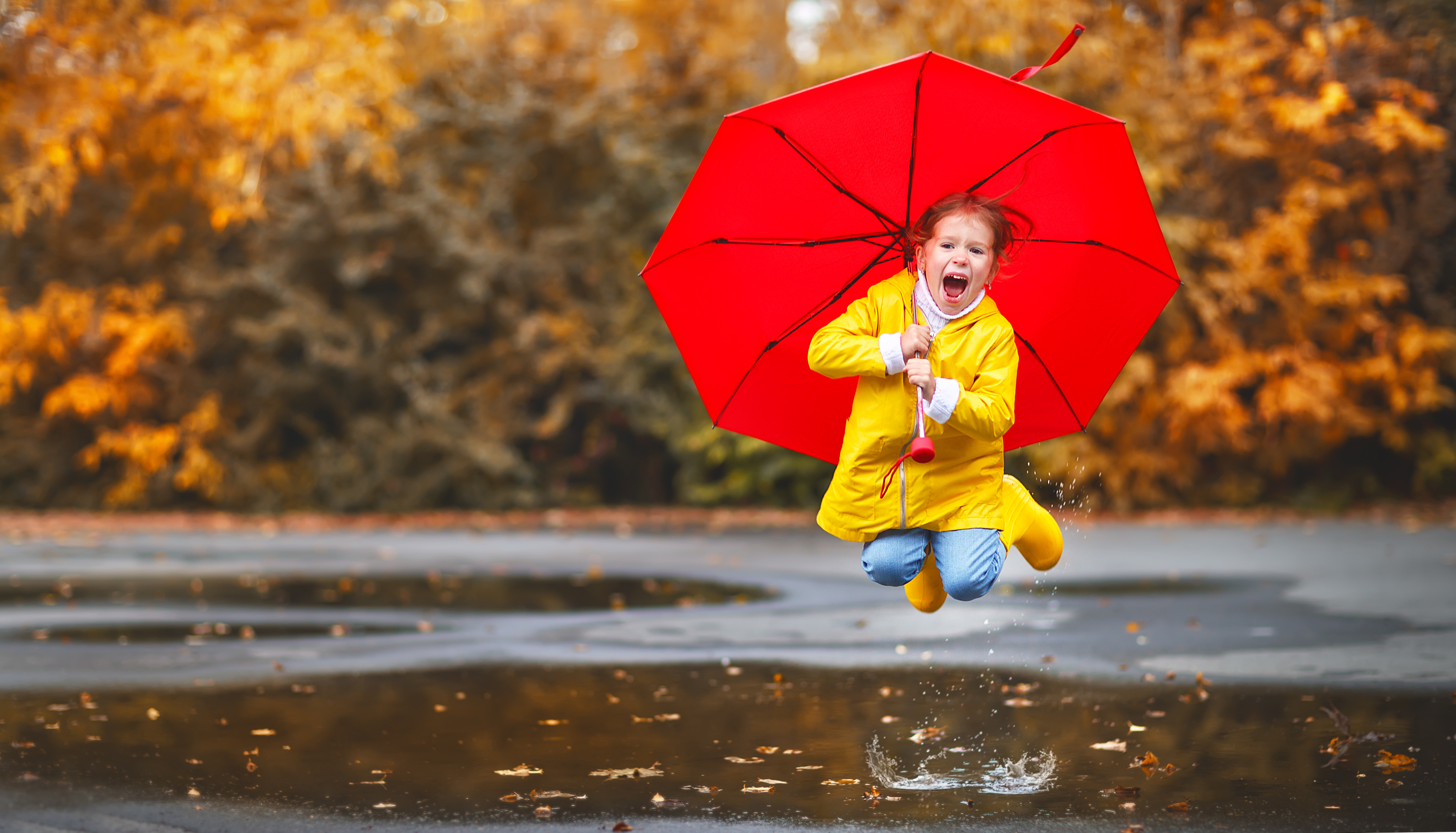 Мальчик с зонтиком осенью