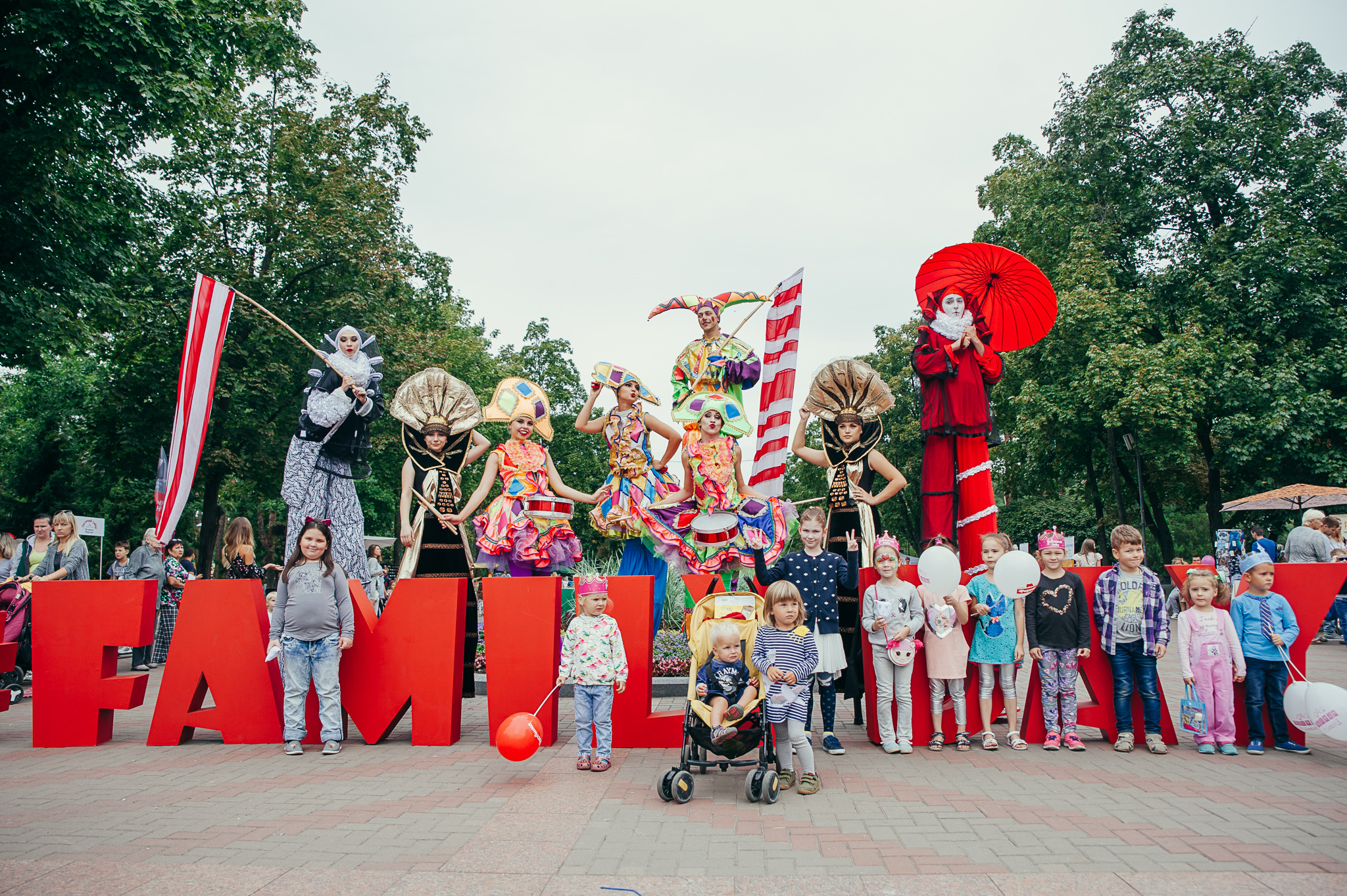 Фестиваль семей. Фестиваль Family Day. Мероприятия для семьи. Аттракцион дождик. Семья на мероприятии Family Day.