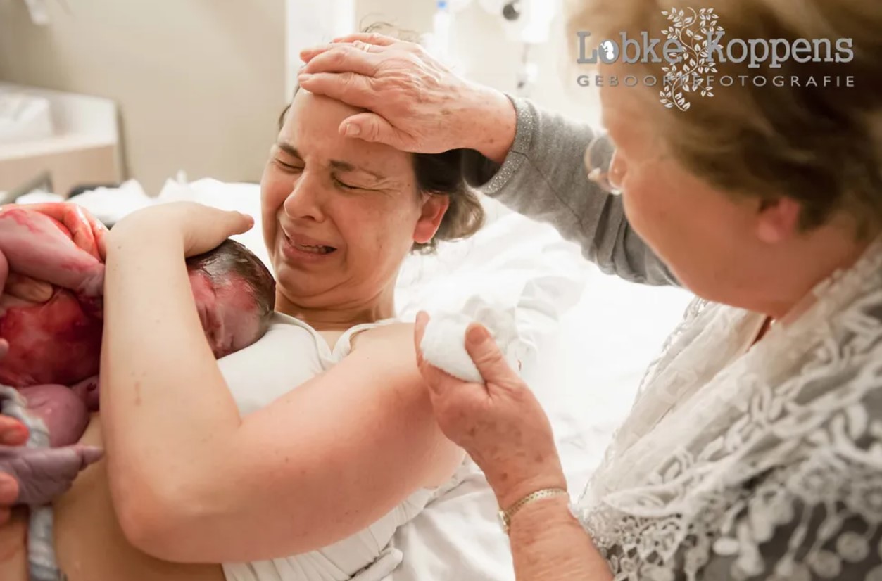 Сила двох жінок. Зворушливі фото пологів, під час яких мама підтримує доньку