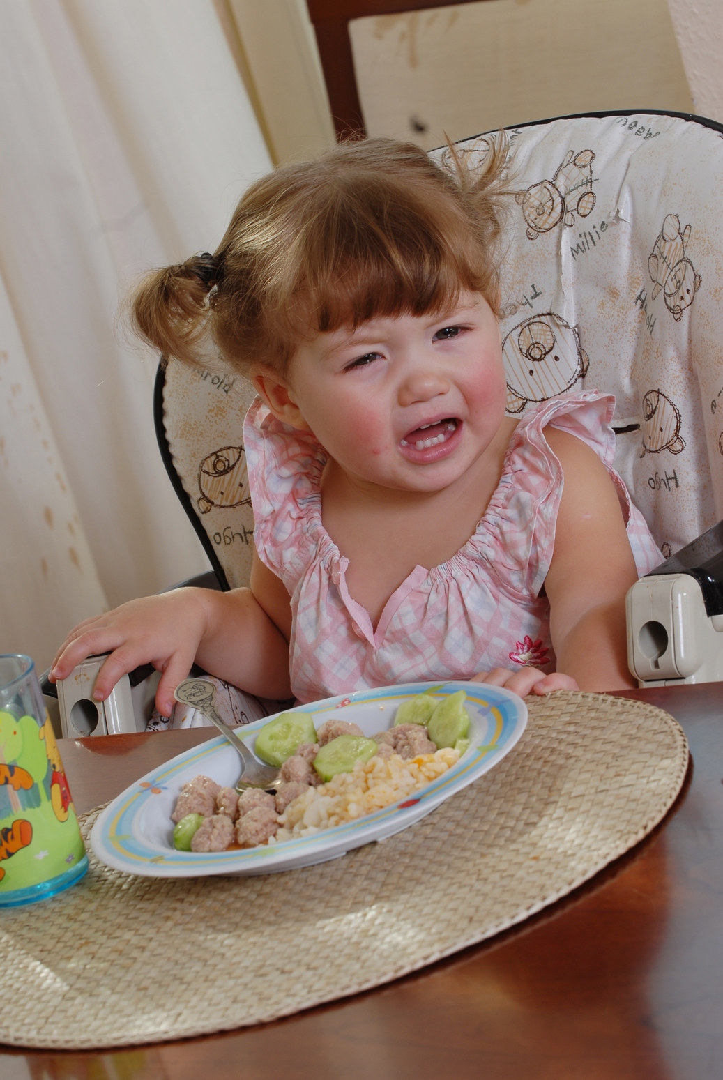 Ребенок ест кашу